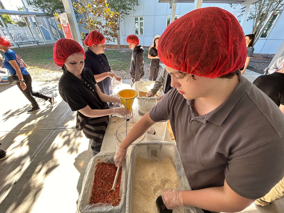 my_pcs's tweet image. Students at Richard O. Jacobson Technical High School partnered with Rise Against Hunger and Rotary International of Indian Rocks Beach to pack 20,000 meals for families in need. These small actions make a big impact, from Haiti to Jamaica to the Philippines. #PCSProud