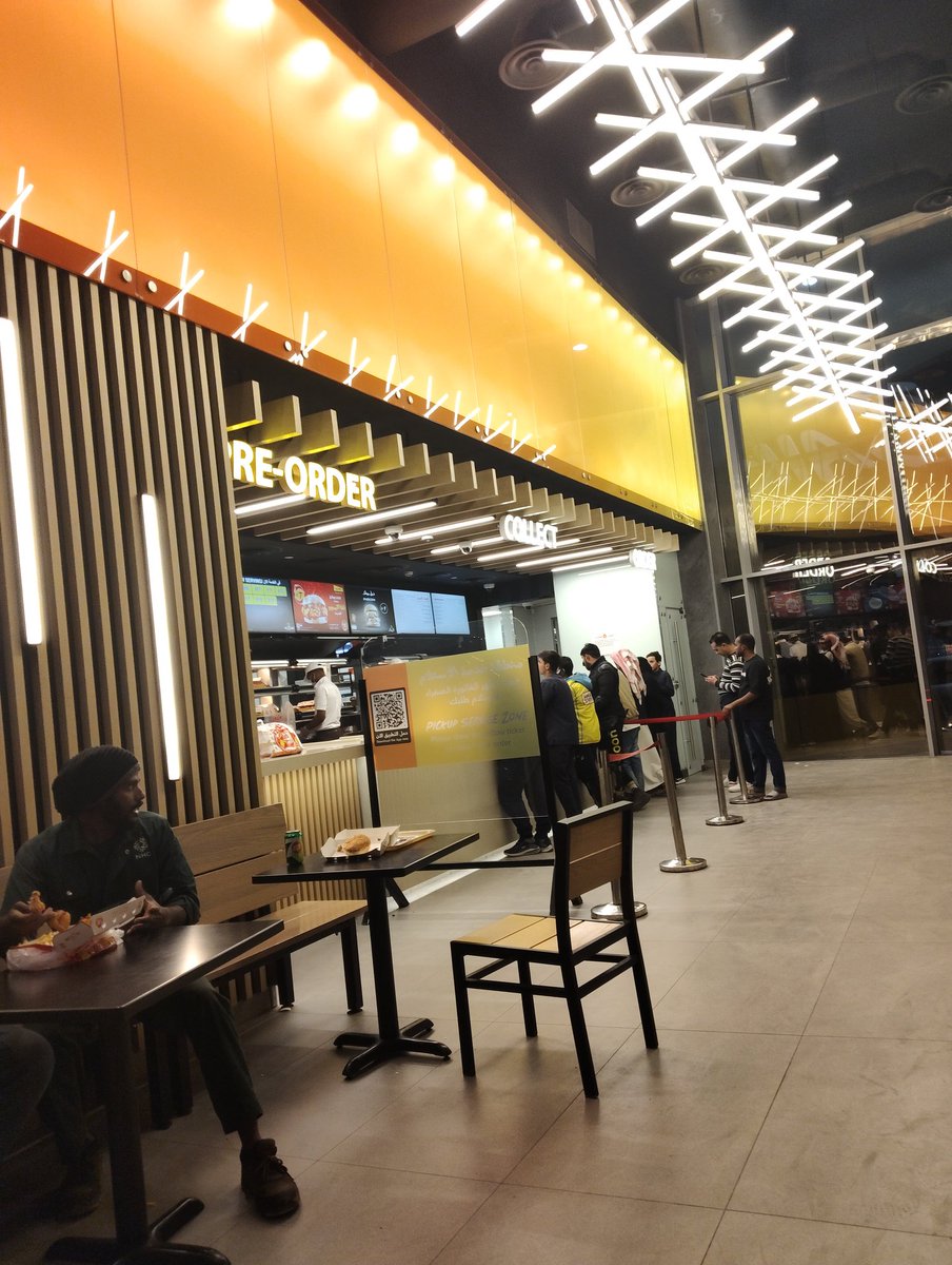 AdnanUmar's tweet photo. This albaik Riyadh branch very bad.
Staff behaviour is not good with client and food is cold not good.
And ban also very old.
Don't buy anything from here. https://t.co/YhxxmvcKeG