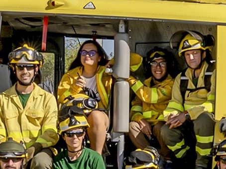 🗓️ Hoy, hemos asistido a la presentación del calendario solidario 2026 de <a href="/AvadiDownHuelva/">AVADI-DOWN HUELVA</a>, en el que colaboramos junto a otros equipos de emergencias.

➡️ Bomberos forestales del Cedefo de #ValverdeDelCamino (Huelva) y el helicóptero MA5 son agosto. 

¡Colabora! 💛 #BuenasNoches