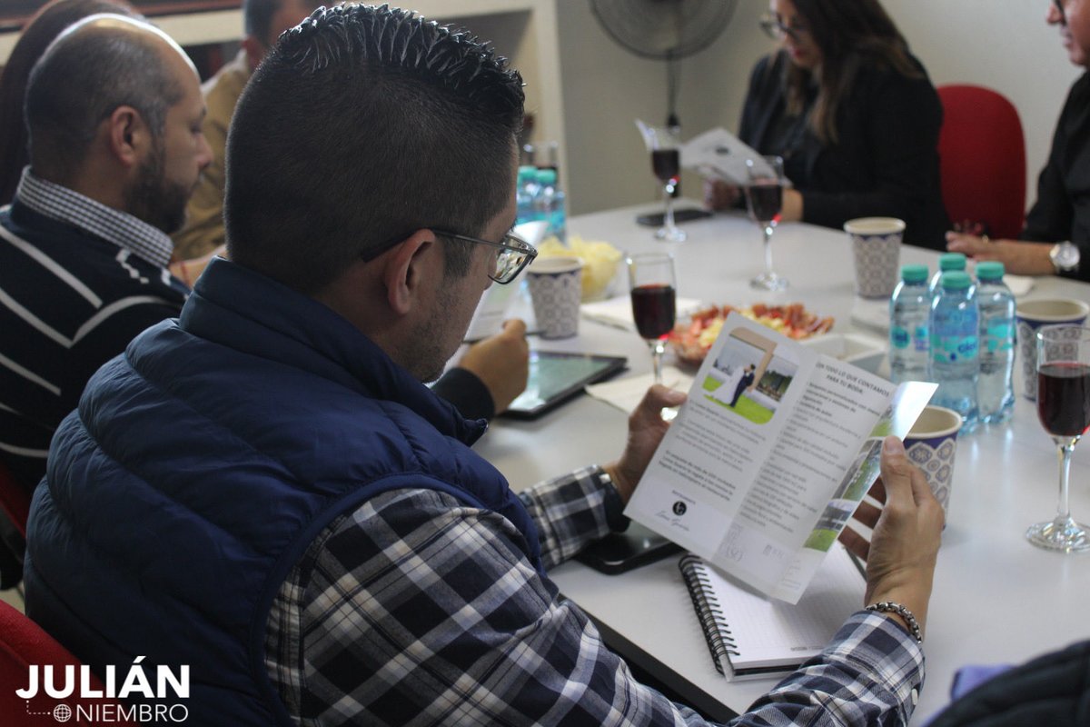 julianniembro's tweet image. 👥 ¡Socios @COPARMEX_Edomex! 

🙋🏻‍♂️Llevamos acabo con mucho gusto nuestra doceava sesión con #socios, donde, mantuve un diálogo de acercamiento y conocimiento con @Tiendas_OXXO, Consultoría Womeem, Plaza San Fermín, Finanzas con Pako y Loma Guarín.

#PorMasYMejoresEmpresas