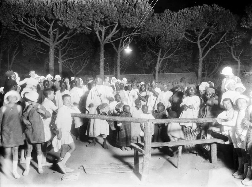 Encara que sembli increïble, fa 100 anys encara hi havia zoològics humans a Barcelona.

L'any 1925, el Tibidabo va exhibir la "Tribu Fula", un poblat d'africans que era una atracció més del parc.