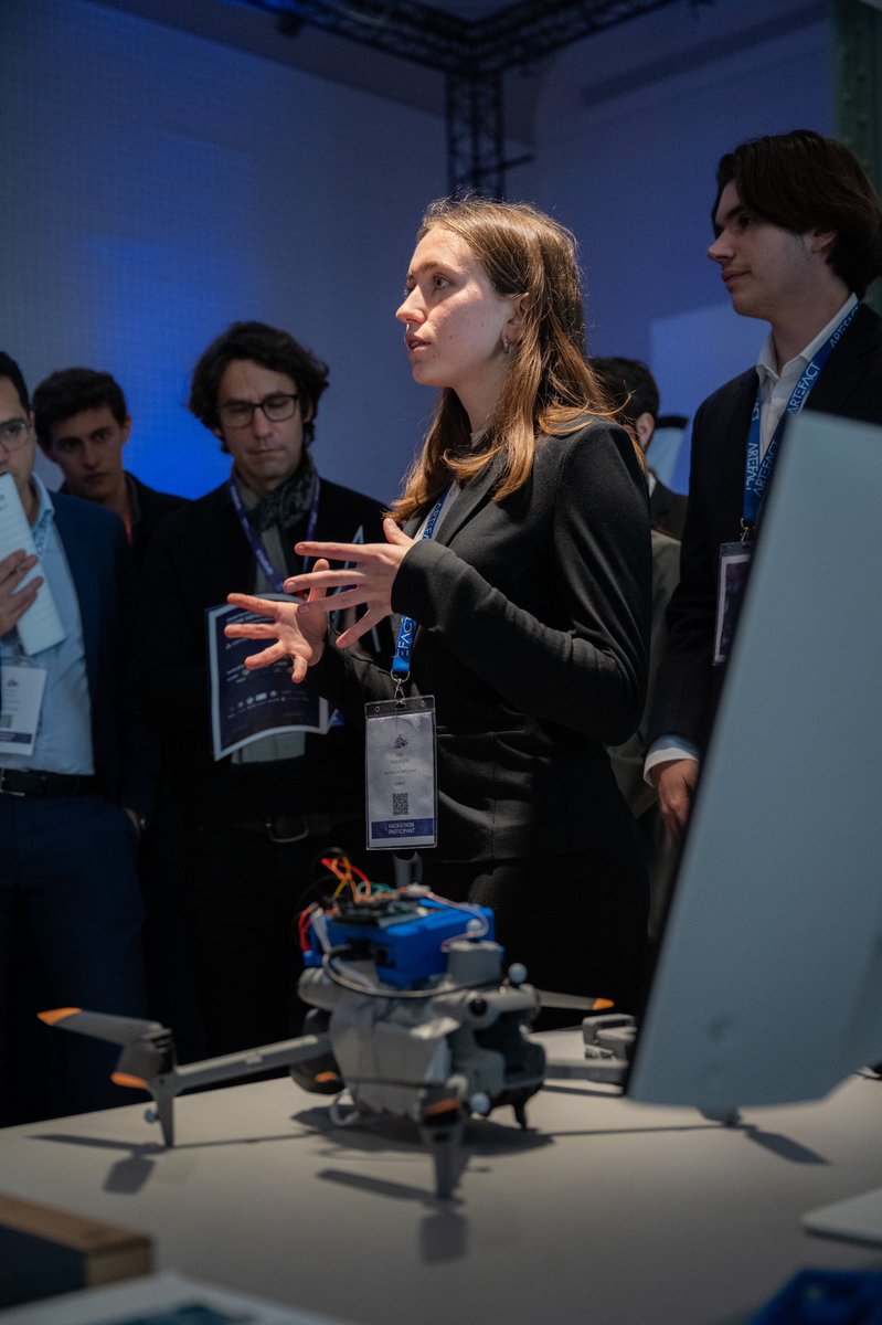 CEMAT_FR's tweet image. 3 jours pour vaincre et convaincre.

Depuis lundi, le @CombatsFuturs organise le Drone Defense Hackathon.
80 équipes d’étudiants, accompagnées par des mentors de l’armée de Terre, se défient pour développer des drones intégrant de l’IA.

Analyse du champ de bataille, livraison…