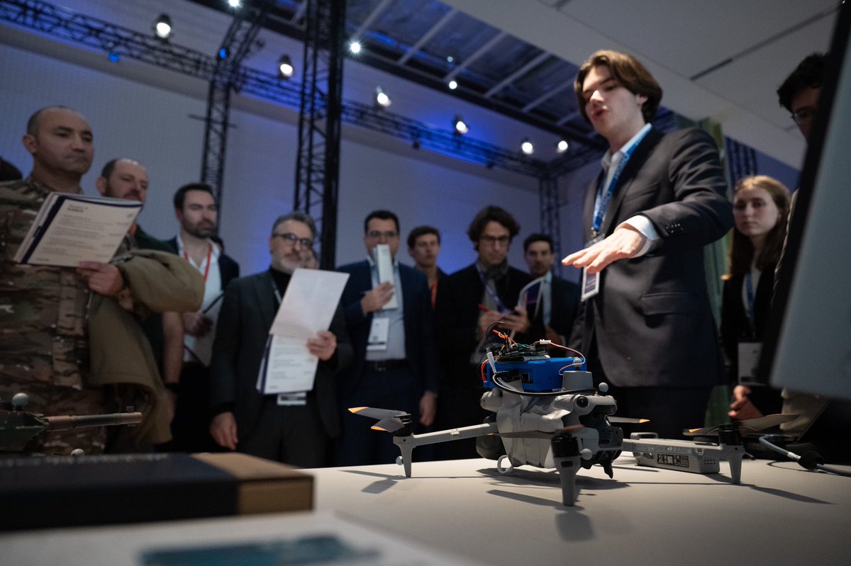 CEMAT_FR's tweet image. 3 jours pour vaincre et convaincre.

Depuis lundi, le @CombatsFuturs organise le Drone Defense Hackathon.
80 équipes d’étudiants, accompagnées par des mentors de l’armée de Terre, se défient pour développer des drones intégrant de l’IA.

Analyse du champ de bataille, livraison…