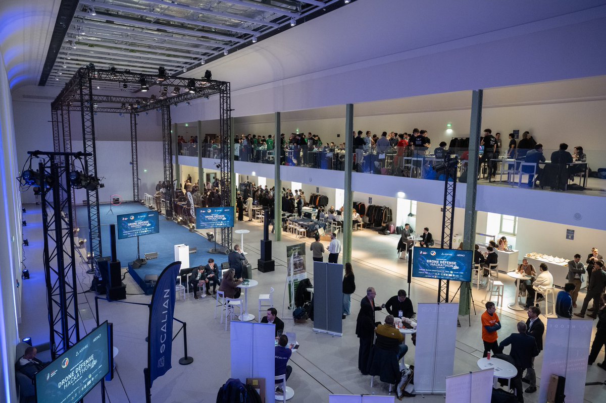 CEMAT_FR's tweet image. 3 jours pour vaincre et convaincre.

Depuis lundi, le @CombatsFuturs organise le Drone Defense Hackathon.
80 équipes d’étudiants, accompagnées par des mentors de l’armée de Terre, se défient pour développer des drones intégrant de l’IA.

Analyse du champ de bataille, livraison…