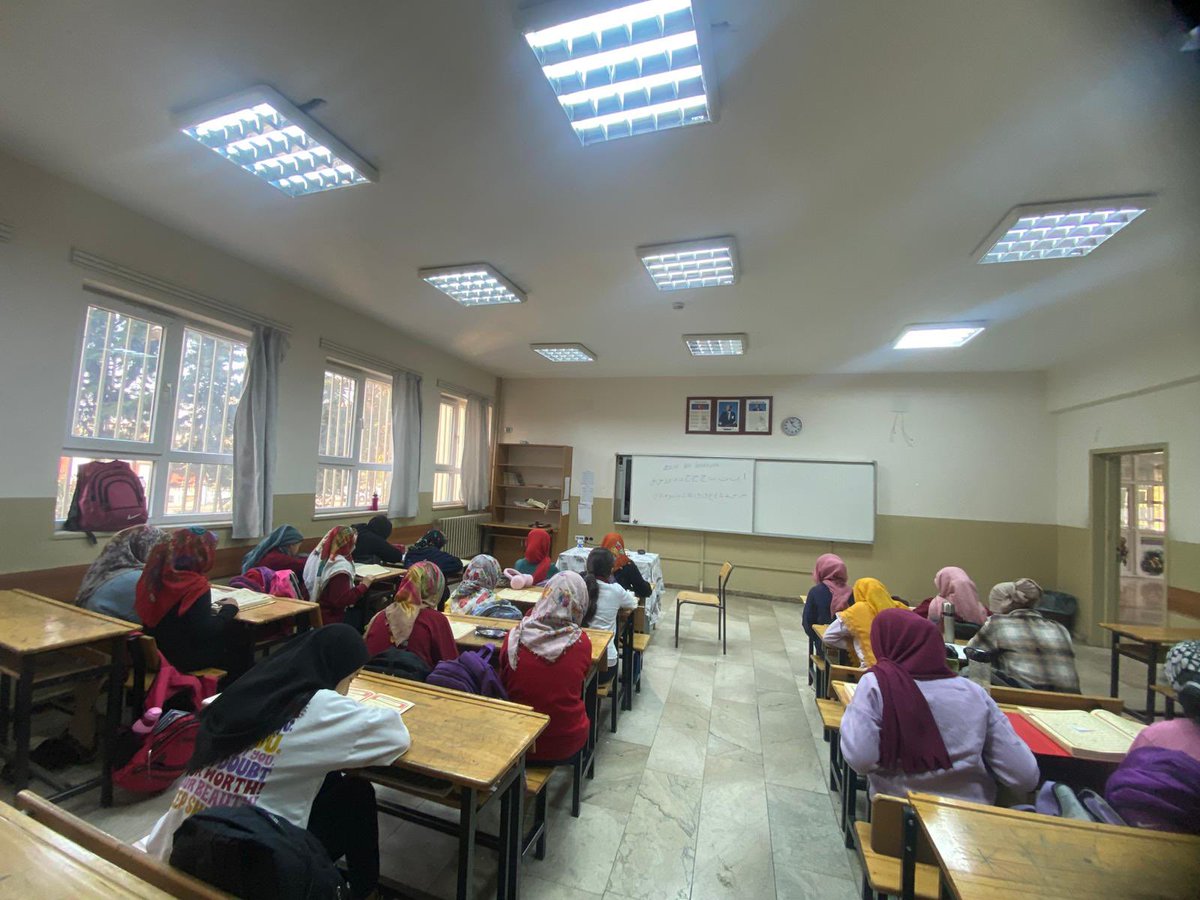 📍 Şehit Cuma İbiş Ortaokulu

Yenişehir Mahallesi’nde ortaokul öğrencilerine yönelik açtığımız Kur’an-ı Kerim kursumuz yoğun katılımla devam ediyor.

#tügva #tügvasiverek