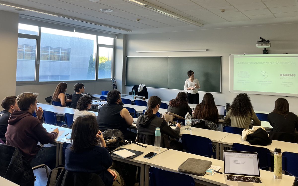 emoderUV's tweet image. Hemos aprendido muchísimo con Diana Berruezo (ICREA–UAB) ✨🖤
Muy contentas de compartir espacio, reflexiones y caminos con proyectos tan potentes e inspiradores como el suyo webs.uab.cat/badems/es/ Reflexionando sobre género y raza:  EMODER sigue tejiendo redes y memorias. 🌍📚