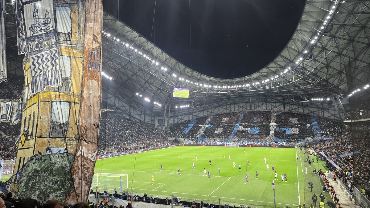 anel830405's tweet photo. Deux stades, deux ambiances #omnufc #psgtot 🤡🤡 https://t.co/zVCSwucvyf