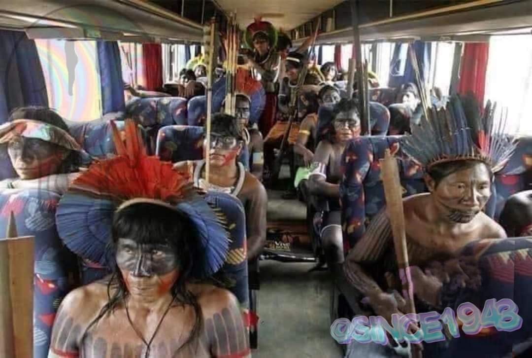royalproject's tweet photo. La empresa contrato un camion para acercarnos al metro. Vamonos. https://t.co/CeL7RRc9zE
