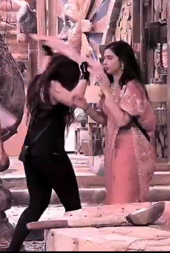 mannaragalaxy's tweet image. We are saddened by the physical violence happening continuously on Tanya.  Ashnoor has crossed all the limits. Hitting a wooden plank behind the head is a grievous offence

We want immediate action against Ashnoor Kaur

#TanyaMittal
#BiggBoss19 @BeingSalmanKhan
@HotstarReality