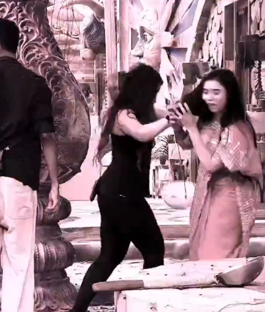 mannaragalaxy's tweet image. We are saddened by the physical violence happening continuously on Tanya.  Ashnoor has crossed all the limits. Hitting a wooden plank behind the head is a grievous offence

We want immediate action against Ashnoor Kaur

#TanyaMittal
#BiggBoss19 @BeingSalmanKhan
@HotstarReality