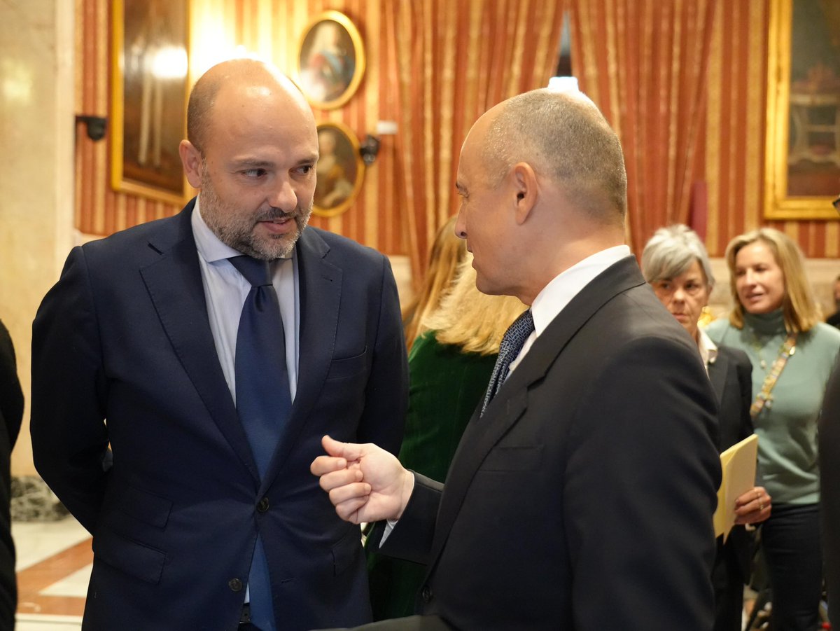 Asistimos al acto de homenaje, en el Ayuntamiento, a Alfonso Sedeño, arquitecto, vecino de Nervión y artífice de la configuración urbanística de Viapol desde fuera de la política activa. 

Todo nuestro reconocimiento y afecto.