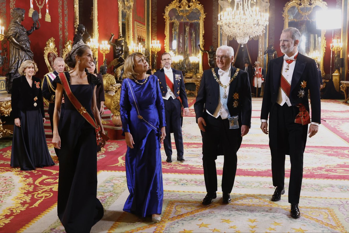 Los Reyes, junto al presidente de la República Federal de Alemania, Frank-Walter Steinmeier, y la señora Elke Büdenbender, en el Palacio Real de Madrid, donde tiene lugar la cena de gala. 

➡️casareal.es/ES/Actividades…