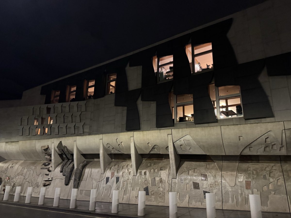 DrDMacaskill's tweet image. Leaving the @ScotParl in a cold  #Edinburgh after attending the 60th birthday celebrations of the amazing @CarersScotland - so important as a whole society we recognise the fundamental contribution of unpaid #carers. #careaboutcare @KirstenHogg