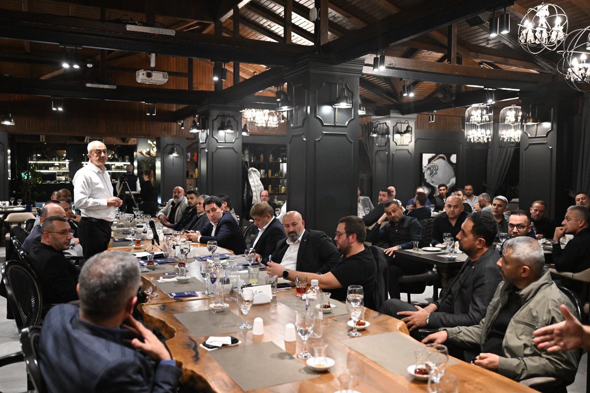 BursaTSO's tweet photo. 🟠 BTSO 4️⃣3️⃣. Meslek Komitemizin (Yolcu ve Servis Taşımacılığı) Genişletilmiş Sektör Analiz Toplantısı, BTSO Mutfak Akademi Uygulama Restoranı’nda gerçekleştirildi.

🔸 Toplantıya, Yönetim Kurulu Üyemiz Muhsin Koçaslan, Meclis Üyelerimiz Eren Şengüzel ve Mehmet Karadavut, Komite Başkanımız Hasan Uz, Komite Başkan Yardımcımız Ömer Toker, Komite Üyemiz Faik Akgöz ile sektör temsilcileri katıldı.

🔸 Sektörün güncel durumu, karşılaşılan sorunlar ve çözüm önerilerinin değerlendirildiği toplantıda, yolcu ve servis taşımacılığı alanındaki beklentiler ile sektörün gelişimine yönelik atılabilecek adımlar ele alındı.