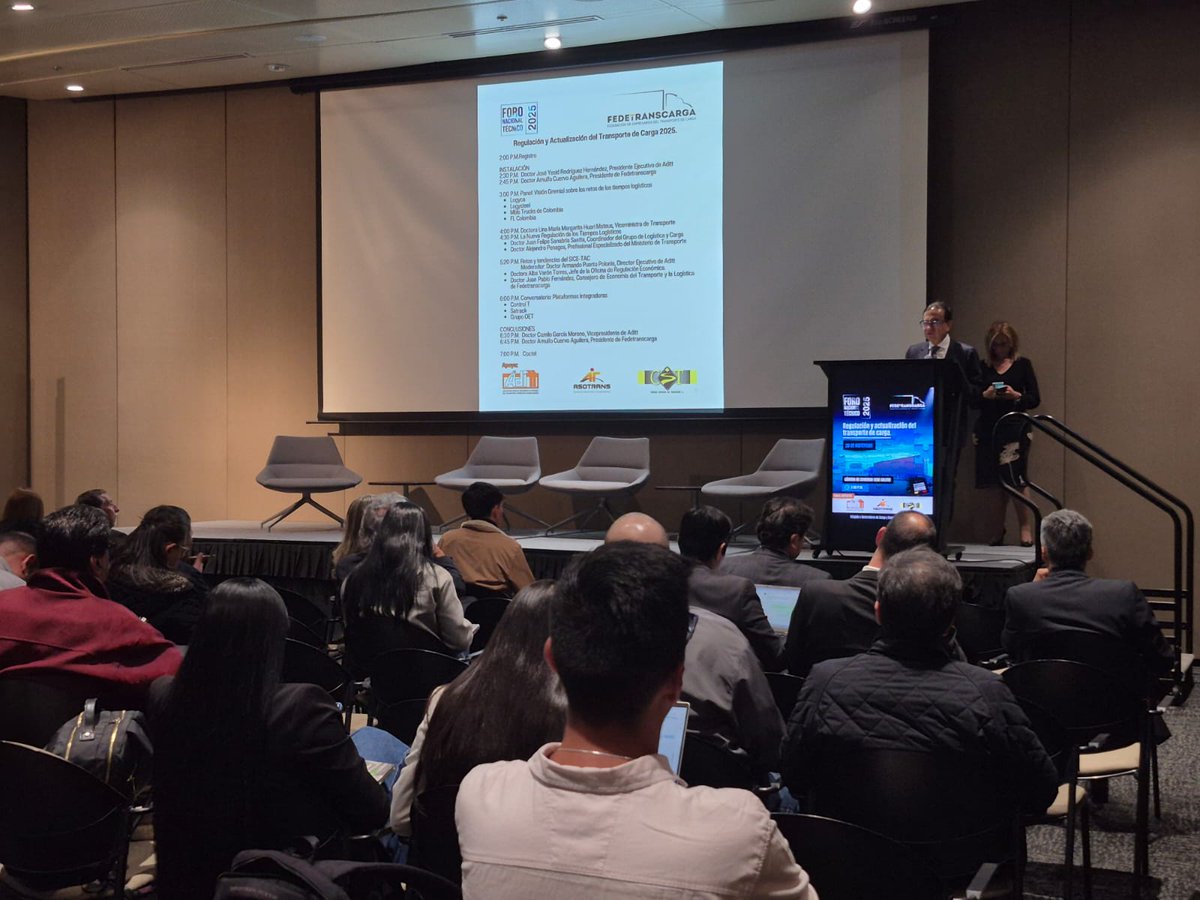 #Hoy el Dr <a href="/joseyesidr/">JOSE YESID</a> Presidente Ejecutivo de <a href="/AsociacionAditt/">ADITT</a> da apertura al Foro Nacional Técnico 2025 "Regulación y actualización del transporte de carga 2025" en conjunto con <a href="/fedetranscarga/">FEDETRANSCARGA</a> y la <a href="/UNGremial/">@unidadgremialtransportadora</a>