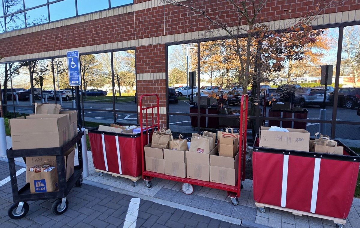 MathWorks's tweet image. Our Natick campuses competed in a Thanksgiving “Battle of the Buildings” and donated 800+ lbs of food to A Place to Turn! Huge thanks to our volunteers for delivering and sorting items for local families. Together, we’re making a difference! 💙🦃