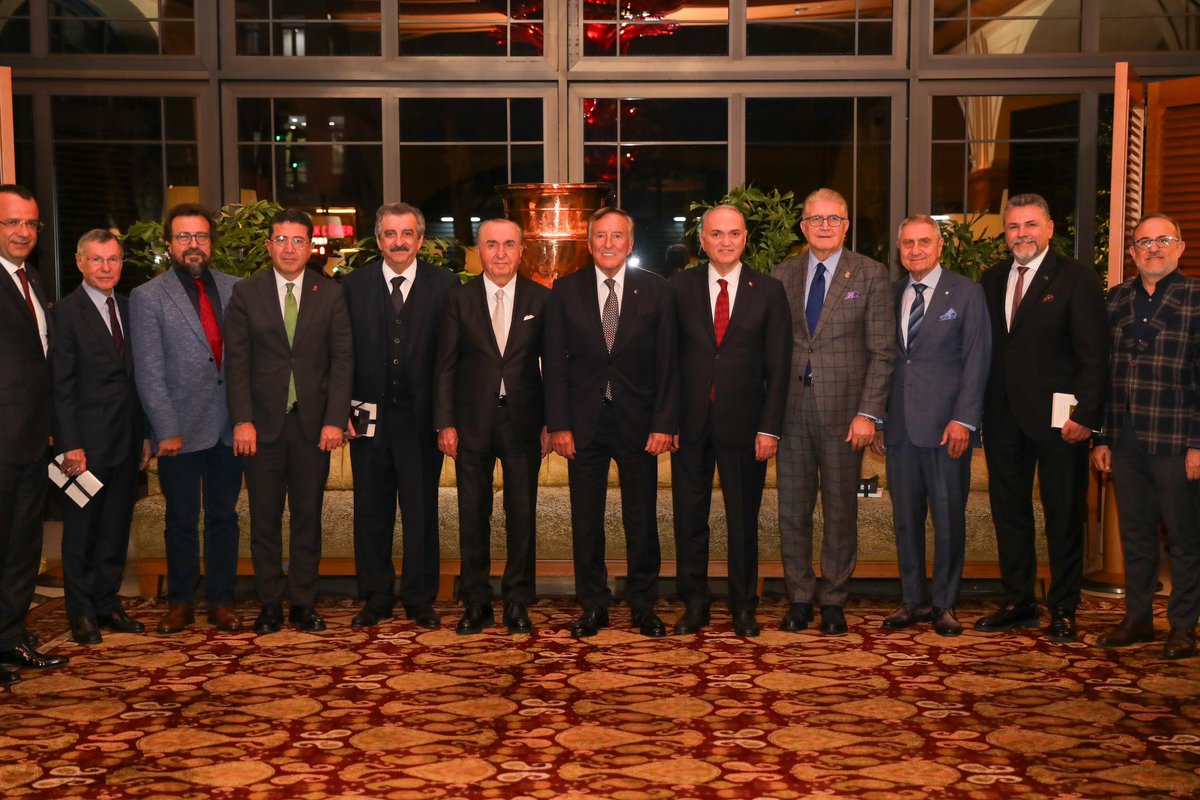 Dr_Faruk_Ozlu's tweet photo. Eczacıbaşı Holding Yönetim Kurulu Başkanı, iş insanı Sn. Bülent Eczacıbaşı beyin şeref konuğu ve konuşmacı olarak katıldıkları toplantımızda ülkemizin yetiştirdiği çok değerli iş insanları, akademisyenler, ekonomi yazarları ile bu akşam bir araya geldik.

İş dünyasında 50 yılı aşkın deneyimi ve entelektüel birikimini bizimle paylaşan Sayın Bülent Eczacıbaşı ile çok değerli katılımcılara ayrı ayrı teşekkür ediyor, şükranlarımı sunuyorum.