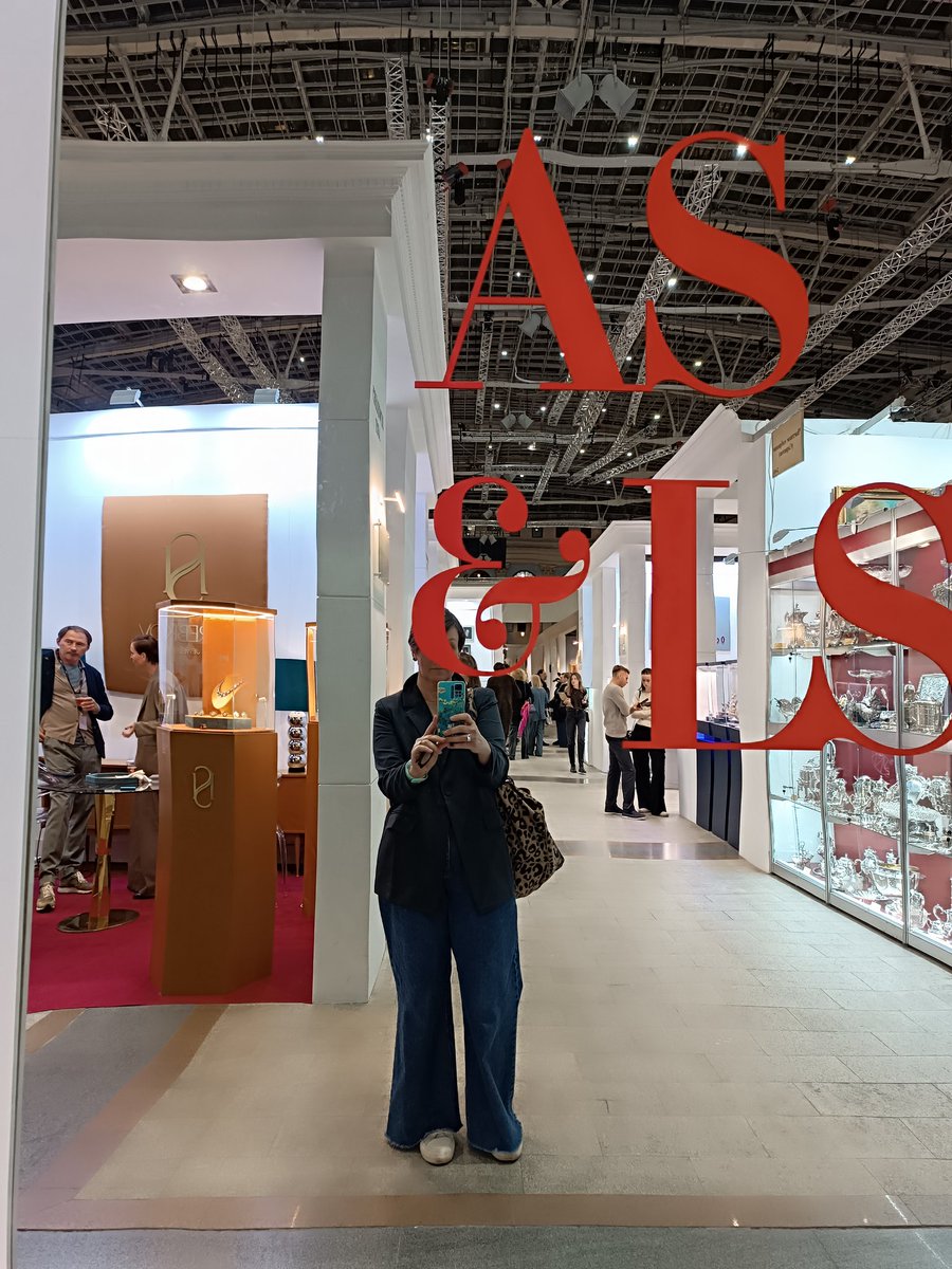 по работе выбиралась из квартиры. теперь уже лежу дома под пледом. переодеться сил нет, так что лежу прям в том что на фото