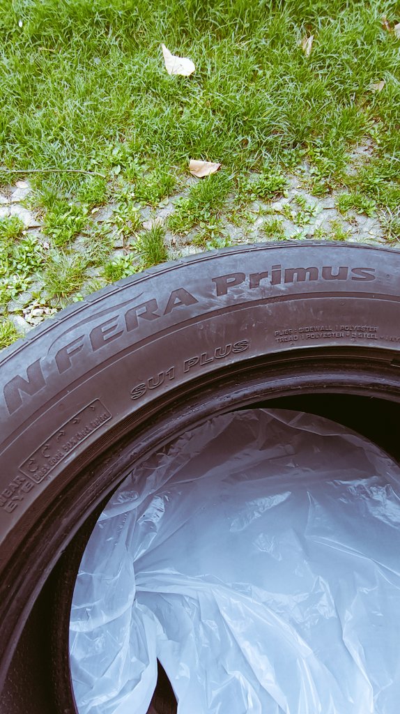 Nexen N'fera Primus, letne pnevmatike 215/55/16, vožene leto in pol oziroma cca 25k km, prodam 4kos za 50e. Kolko profila je - tolk kokr na sliki.