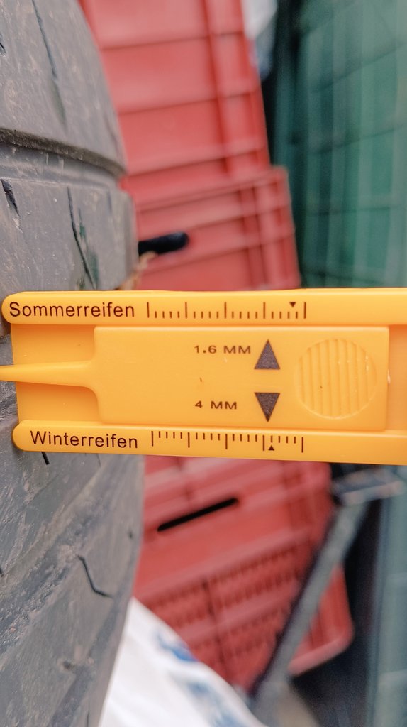 GregorBlog's tweet image. Nexen N'fera Primus, letne pnevmatike 215/55/16, vožene leto in pol oziroma cca 25k km, prodam 4kos za 50e. Kolko profila je - tolk kokr na sliki.
