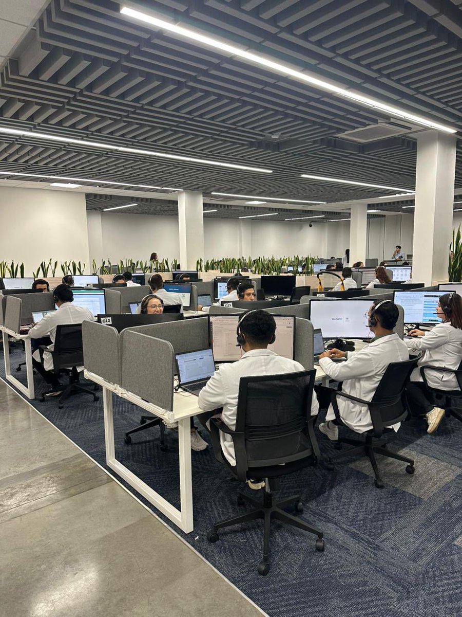 TendenciasSV's tweet photo. DOCTOR SV ROMPE RÉCORDS: MÁS DE 10,000 CONSULTAS A SOLO DOS SEMANAS DE SU LANZAMIENTO

El director de Doctor SV, Manuel Bello, confirmó que la app ya suma 200,000 descargas y un promedio de 10,000 consultas programadas cada día.

La plataforma, disponible para salvadoreños desde los 18 años con DUI, integra inteligencia artificial como apoyo al médico, sin reemplazarlo. Más de 1,400 doctores avalados por el CSSP ya forman parte del sistema, consolidando uno de los avances más grandes en la nueva salud pública del país.