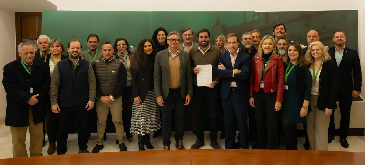 TrashorrasVOX's tweet image. Asistimos al @ParlamentoAnd para la presentación de Enmiendas a los presupuestos de la @AndaluciaJunta y tratar de incorporar mejoras para la ciudad de #DosHermanas en centros educativos, sanitarios o infraestructuras. Concejales y Diputados de @VOXSevilla_ todos a una ❇️