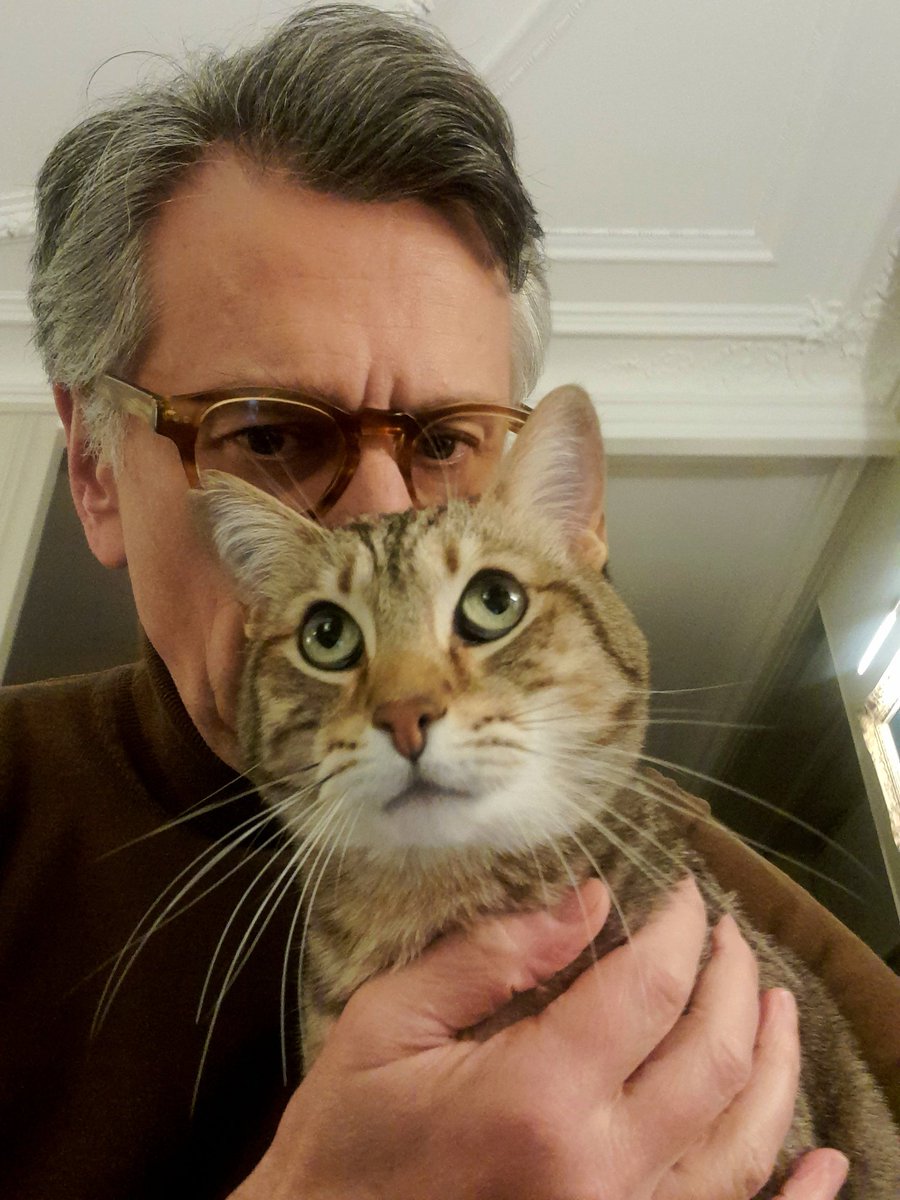 AsvazadourianJP's tweet image. Hace 5 años, llegando a la gran CDMX como embajador de 🇨🇵 en 🇲🇽, adopté en el pequeño refugio Gatilandia un hermoso gatito que llamé Diego.
Vive ahora conmigo en París y sigue para mi el amigo más fiel y cariñoso.
¡ADOPTEN, NO COMPREN!