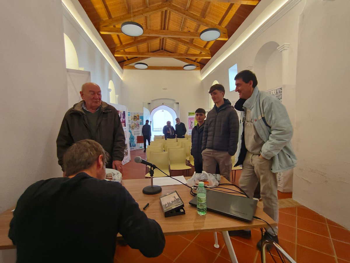 Semana de la Literatura.
Encuentro con Paco Roca en la Biblioteca pública de Zafra con nuestro alumnado de Bachillerato 😍😍