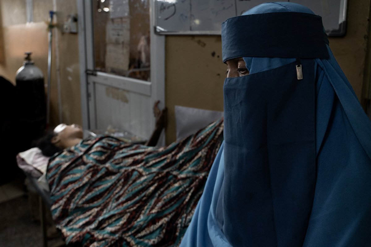 Una madre veglia la figlia in attesa che il personale medico dell’ospedale Al Nour di Omdurman se ne prenda cura

#sudan