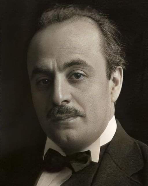 الحق يحتاج إلى رجلين ؛ رجل ينطق به بجرأة، وآخر يسمعه بوعي ."

- جبران خليل جبران