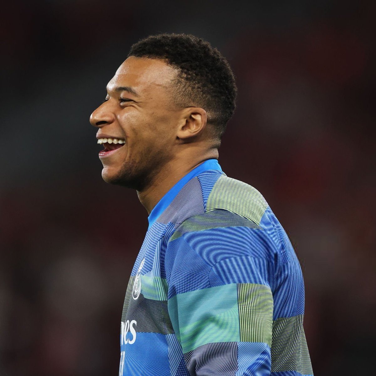 It's so easy for me to get hooked again ffs 

WE ARE WINNING THE CHAMPIONS LEAGUE!!!!! BALON DE OROOOO!!!