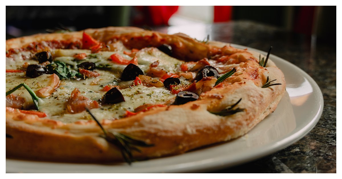 Our rosemary-crust pizza is all about bold, rustic flavour — tomato sauce, spinach, Kalamata olives, red peppers, pancetta, and smoked mozzarella coming together on a fragrant, herby base. 🍕✨

#OttawaPizza #YOWEats #ItalianEats #ItalianDining