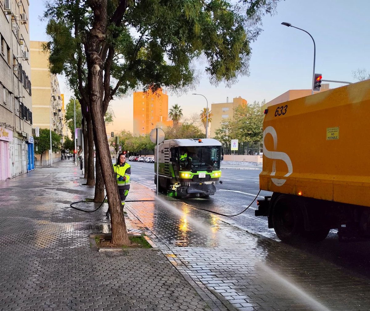 🧹💦 <a href="/LipasamSevilla/">Lipasam</a> continúa una jornada más redoblando esfuerzos para mantener limpias las calles del <a href="/DtoMacarena/">Distrito Macarena (Sevilla)</a>.

📍Cisneo Alto
📍Av. Llanes

#CuidemosSevilla