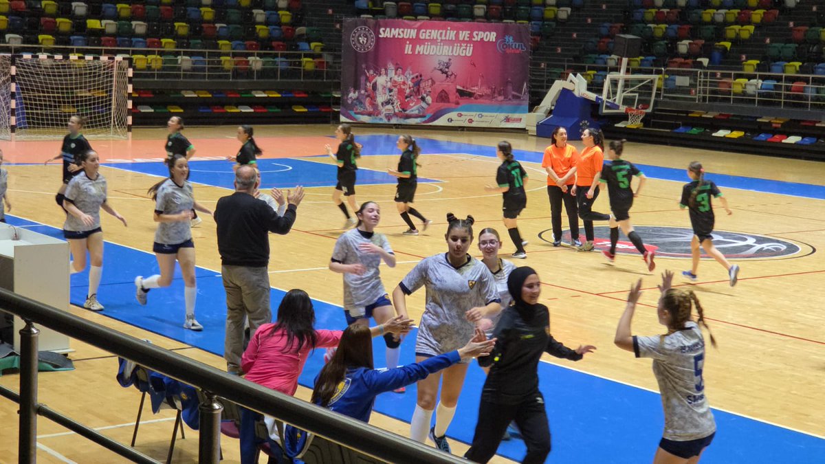 Okulumuz Genç Kız A HentbolTakımı final grubundaki ilk maçında Yeşilkent Anadolu Lisesi'ni 26-17 yenmiştir. Yarın Köksal Ersayın Anadolu Lisesi ile yapacağı Samsun birinciliği müsabakasında takımımıza başarılar diliyoruz.