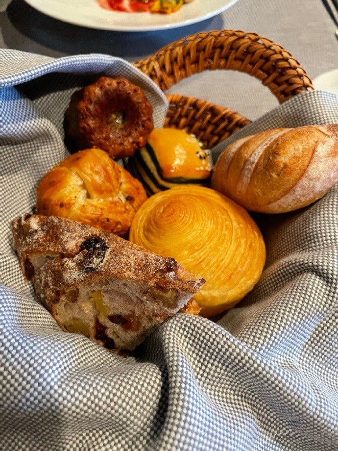 Mod19881M's tweet image. A cozy morning indulgence in a basket of fresh, artisanal pastries. Perfect to brighten up your day! 🥐🍞☕️✨