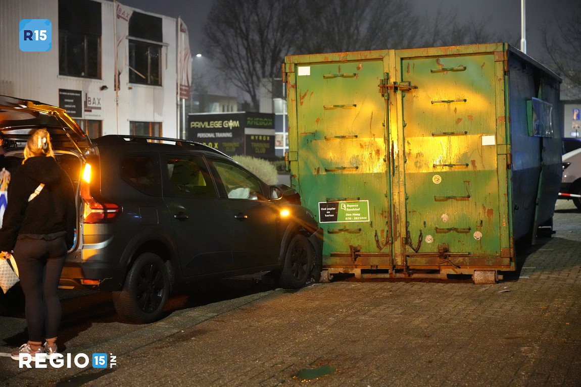 Auto botst tegen container op Industrieweg in Zoetermeer
