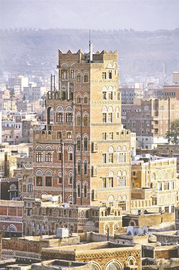 "The Manhattan of the Desert"

Before New York had skyscrapers, the Arab world had Shibam.
Hidden in the valleys of Yemen lies the "Manhattan of the Desert." A 16th-century city made entirely of mud that defies gravity and time.
A thread on the world’s oldest vertical city. 🇾🇪👇