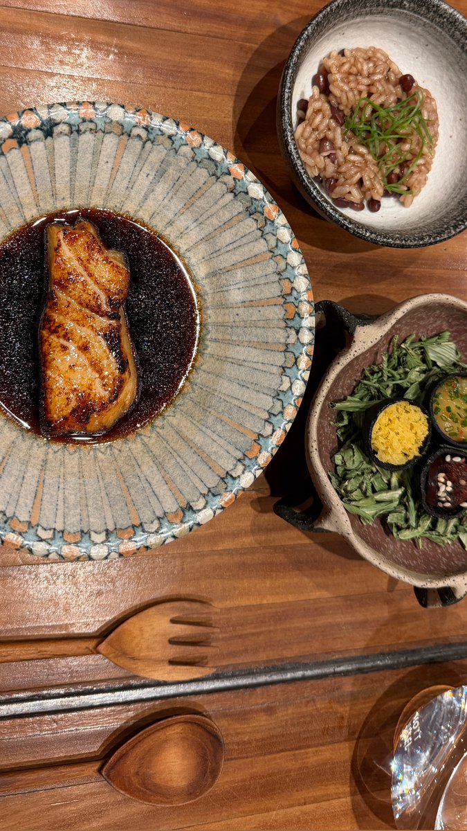 marcaPERU's tweet image. ¡#Perú conquistó a @DUALIPA con sabor! 🤩🇵🇪
Nuestra invitada de lujo disfrutó una experiencia culinaria de alta gama en #Lima, explorando la fusión Nikkei y la creatividad de los chefs peruanos. Desde platos sofisticados hasta cócteles de autor.

¡Te esperamos de vuelta, como lo…