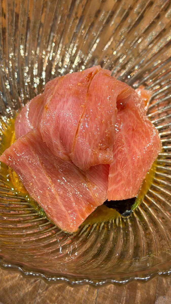 marcaPERU's tweet image. ¡#Perú conquistó a @DUALIPA con sabor! 🤩🇵🇪
Nuestra invitada de lujo disfrutó una experiencia culinaria de alta gama en #Lima, explorando la fusión Nikkei y la creatividad de los chefs peruanos. Desde platos sofisticados hasta cócteles de autor.

¡Te esperamos de vuelta, como lo…