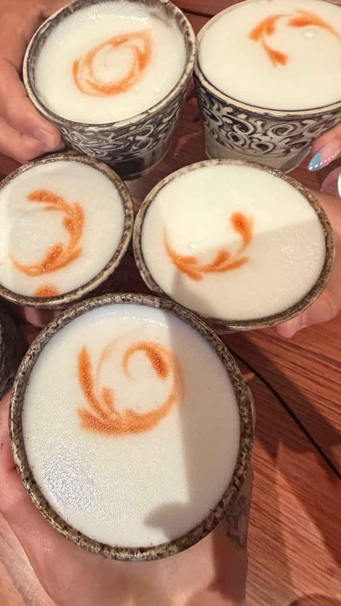 marcaPERU's tweet image. ¡#Perú conquistó a @DUALIPA con sabor! 🤩🇵🇪
Nuestra invitada de lujo disfrutó una experiencia culinaria de alta gama en #Lima, explorando la fusión Nikkei y la creatividad de los chefs peruanos. Desde platos sofisticados hasta cócteles de autor.

¡Te esperamos de vuelta, como lo…