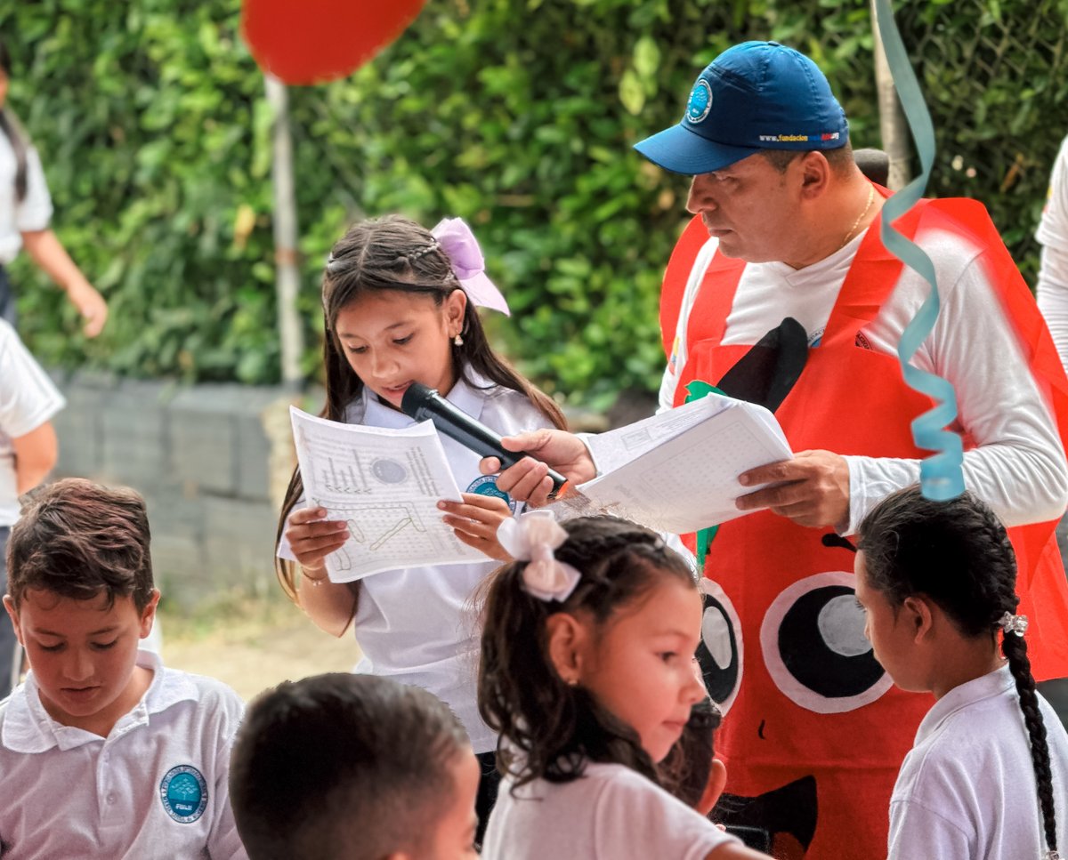 FIMLM's tweet photo. #MiNuevaFamilia 🇨🇴 | 🥗 Alimentarse bien para aprender mejor. 📚✨

Estudiantes de la Institución Educativa Sirguía Bajo descubrieron cómo una buena alimentación influye en sus emociones y en su desempeño escolar. 🌿💡

Descubre más: https://t.co/AC91dIprD8 

#AyudanosaEducar https://t.co/hGr7P8uoxR