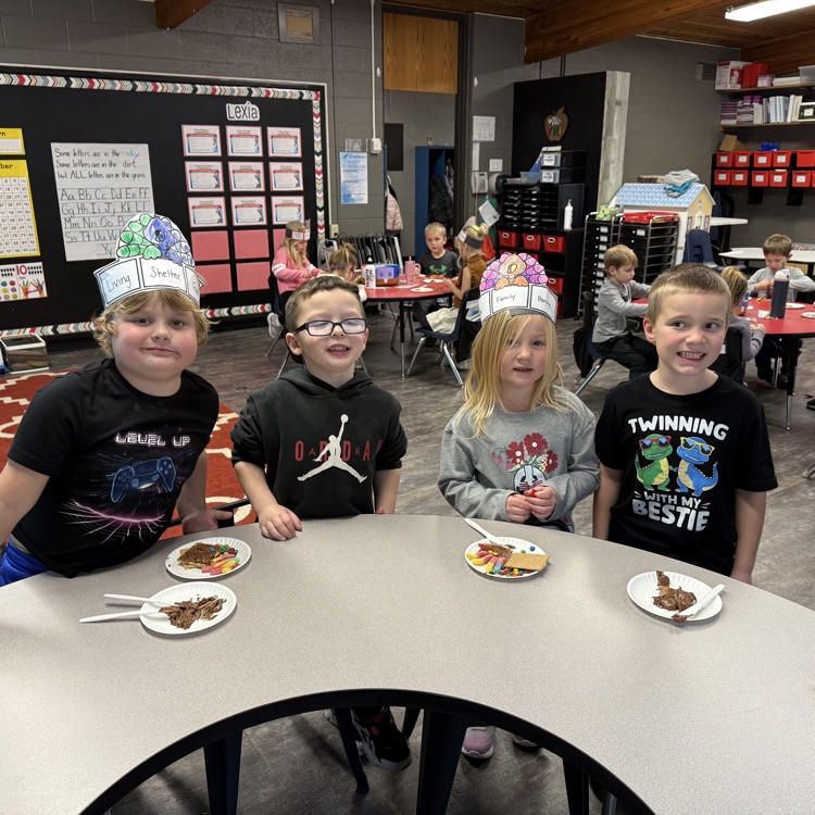 Today Mrs. Seaburg’s class and Mrs. Yri’s class celebrated a Friendsgiving by reading, “T’was the Night Before Thanksgiving” and made turkey snacks! 🦃