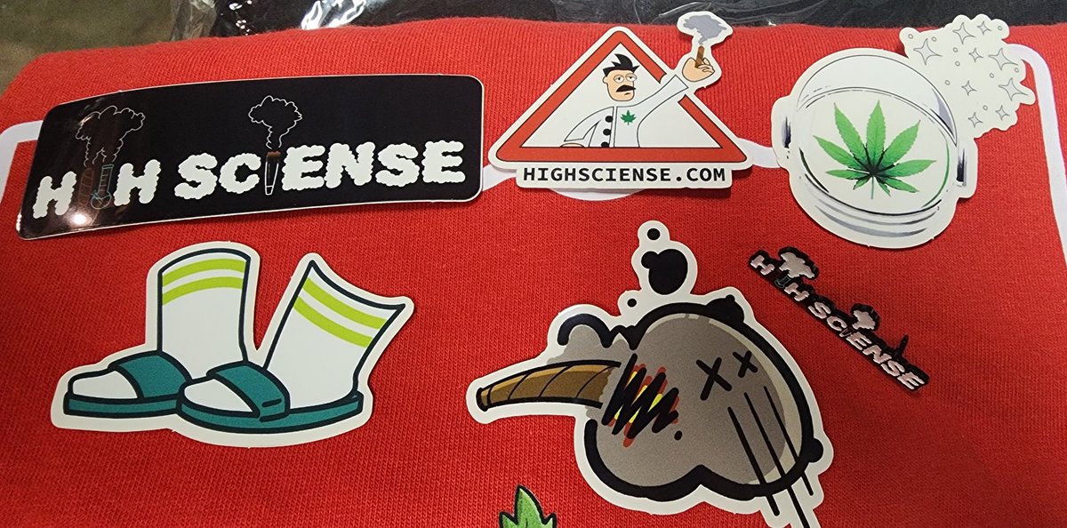 tshirtmercenary's tweet image. Look! 👀
A giveaway! 🎁 
I&apos;m going to pick 2 of my followers to send a High Sciense package to. 

If you love Mary Jane and live in the US make sure to:
Follow me &amp;amp; @HighSciense
Tag 2 people
And comment your size.

The winners will be picked on Dcember 5th. 
Stay gold