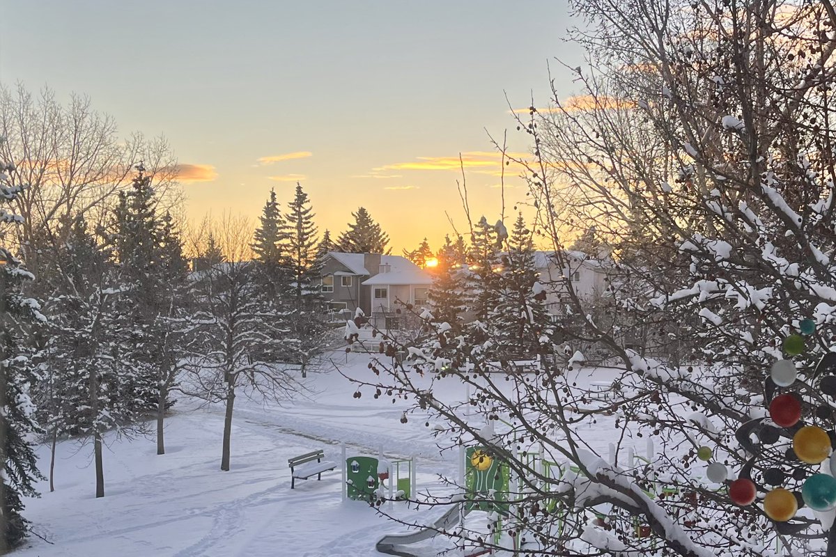 Another wonderful sunrise start to a wintery, snowy morning.  #yyc 😊❤️