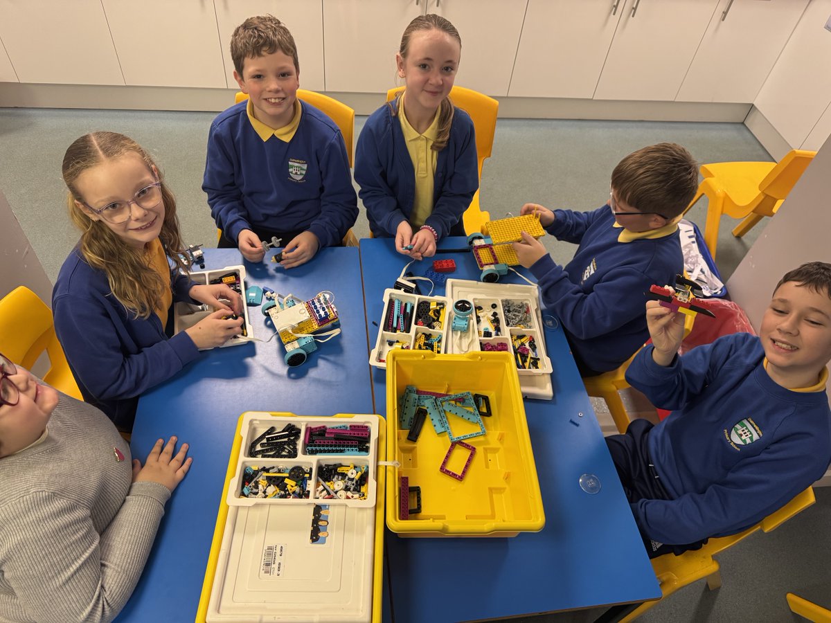 raisingrobots's tweet image. 🙌 P6 &amp;amp; P7 pupils from ⁦@DalmellingtonPS⁩ 🏴󠁧󠁢󠁳󠁣󠁴󠁿 worked as brilliant robot #engineers today - collaborative problem-solving, creativity, innovation &amp;amp; resilience was showcased by every team! Congratulations! 👏 🤖 #STEM ⁦@rafyouthengage⁩ ⁦@LEGO_Education⁩