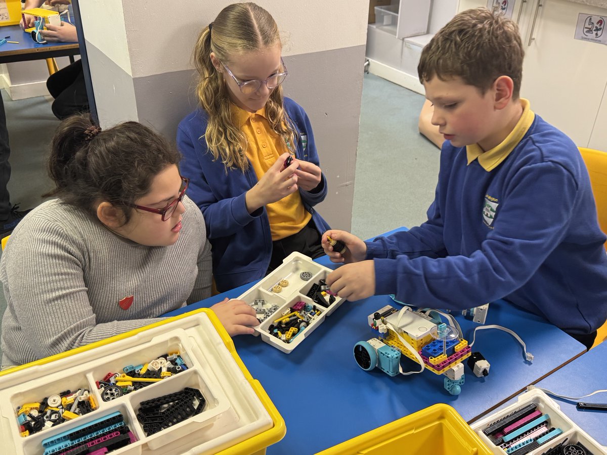 raisingrobots's tweet image. 🙌 P6 &amp;amp; P7 pupils from ⁦@DalmellingtonPS⁩ 🏴󠁧󠁢󠁳󠁣󠁴󠁿 worked as brilliant robot #engineers today - collaborative problem-solving, creativity, innovation &amp;amp; resilience was showcased by every team! Congratulations! 👏 🤖 #STEM ⁦@rafyouthengage⁩ ⁦@LEGO_Education⁩