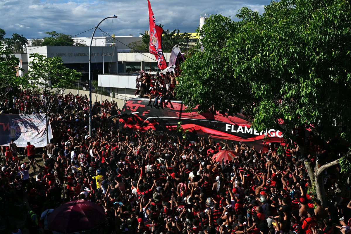 LibertadoresBR's tweet image. 😱❤️🖤 LOUCURA! A saída do @Flamengo do Rio de Janeiro, em busca da #GloriaEterna em Lima.