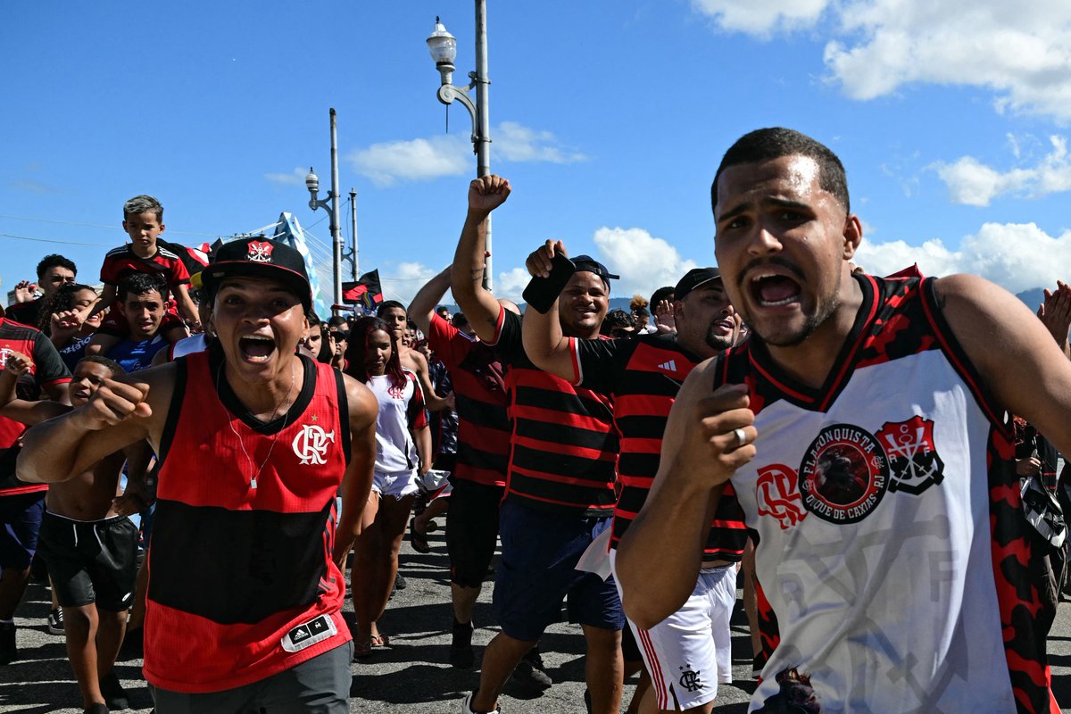 LibertadoresBR's tweet image. 😱❤️🖤 LOUCURA! A saída do @Flamengo do Rio de Janeiro, em busca da #GloriaEterna em Lima.