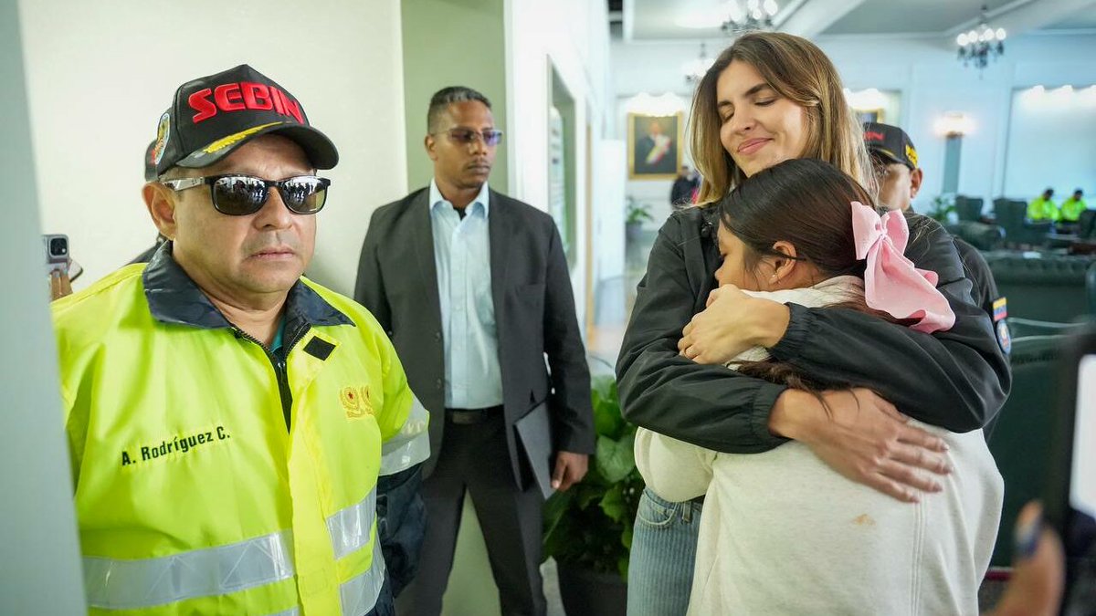 mvz_medinajesus's tweet image. ❤️ Venezuela’s Return to the Homeland Mission brought back Aidan and Aleximar, two minors unjustly separated in the US. They reunited with their families thanks to a humanitarian effort led by the Venezuelan State.
#Venezuela #Humanitarian #Return #Family #sstvi