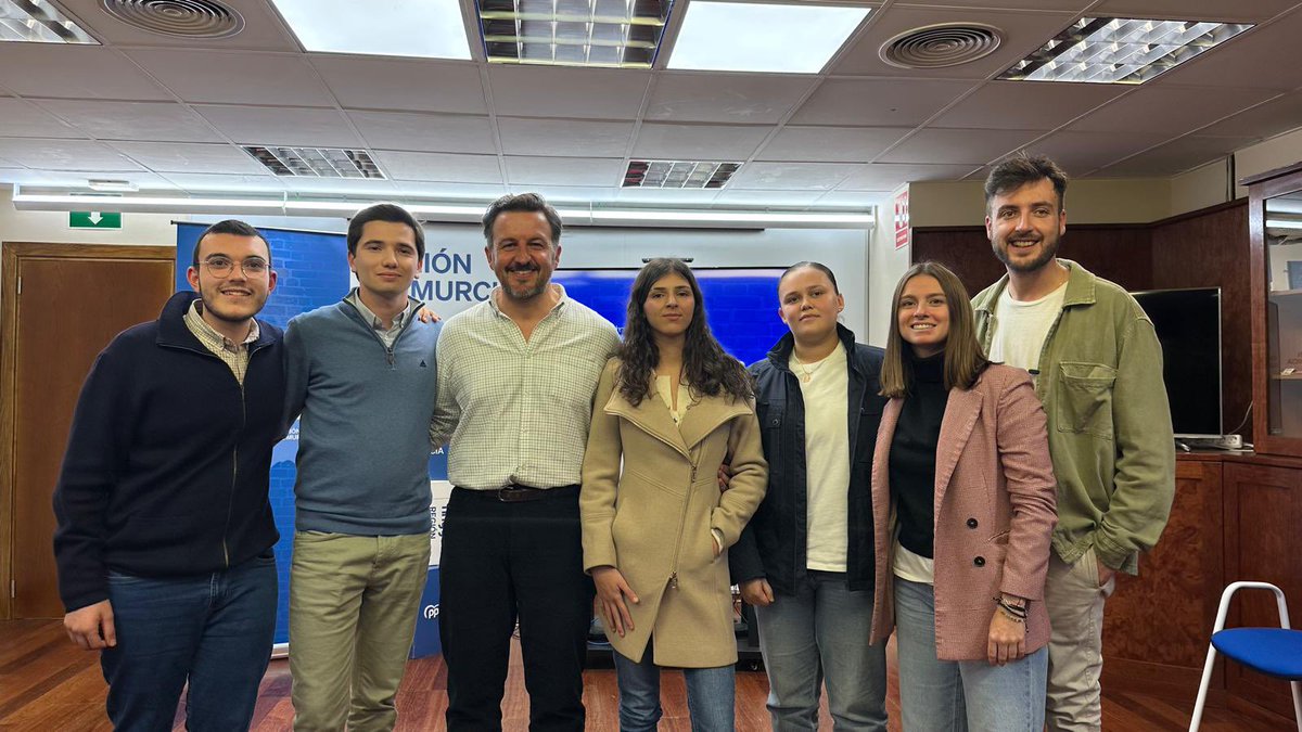 NNGG_RM's tweet image. Mucho liderazgo 🚀

Charlamos con el Alcalde de Elche @PabloRuzV sobre liderazgo !!

Motivados y con ganas de más ⚡️

#juventud #liderazgo